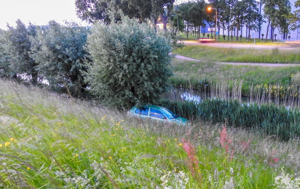 Auto Rijdt Rechtdoor In De Bocht En Belandt Onderaan De Dijk Tegen Een