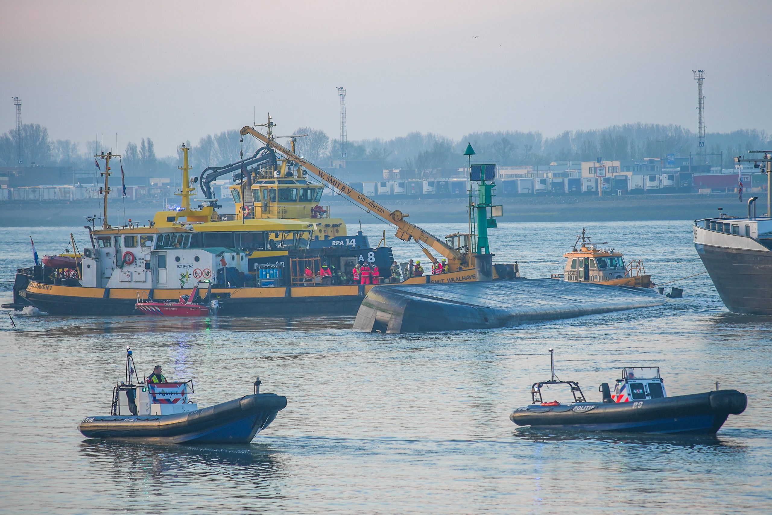 Schip omgeslagen Nieuwe Waterweg, duikers naar vermiste opvarende 112Maasmedia