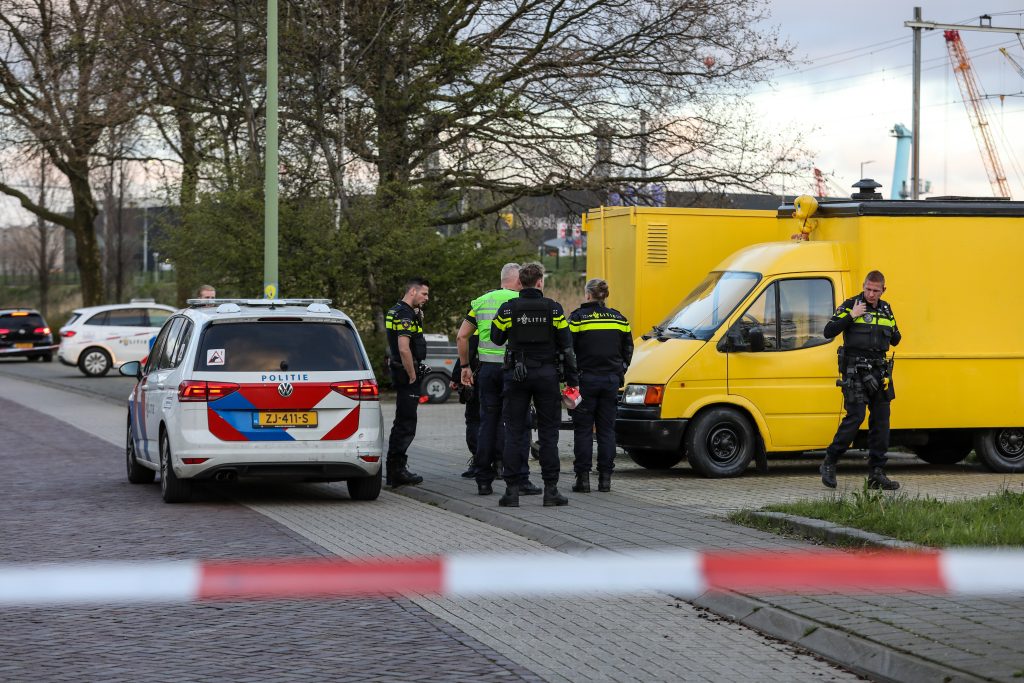 Politie-inzet Na Schietincident Industrieweg In Vlaardingen: Mogelijk ...