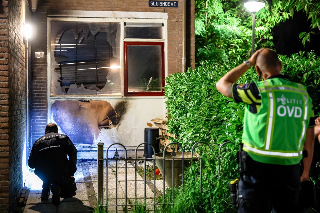 Brand Na Explosie Bij Woning Sluishoeve In Vlaardingen Politie Doet Onderzoek Maasmedia