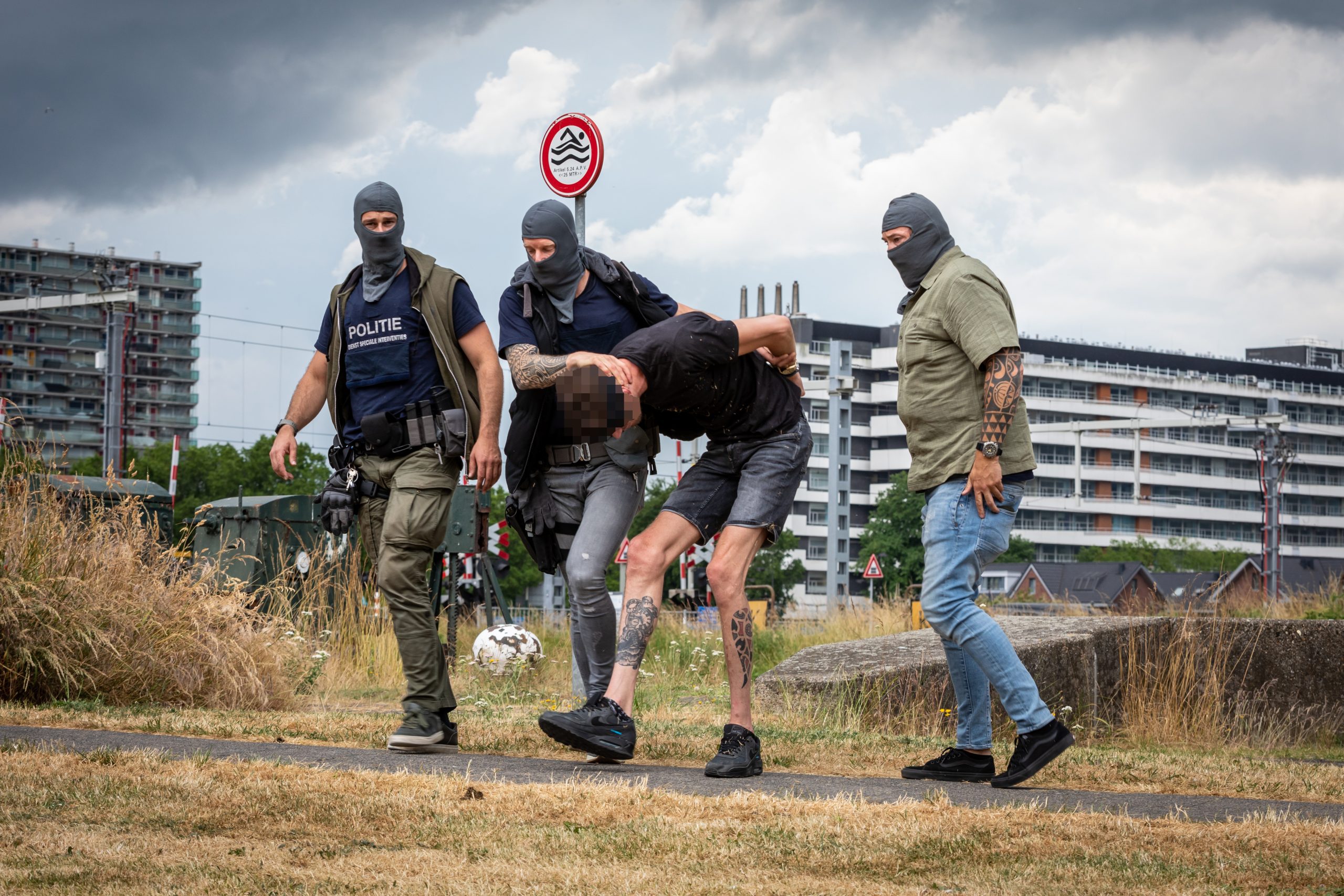 Man Aangehouden Door Arrestatieteam Met Getrokken Vuurwapens In Het ...