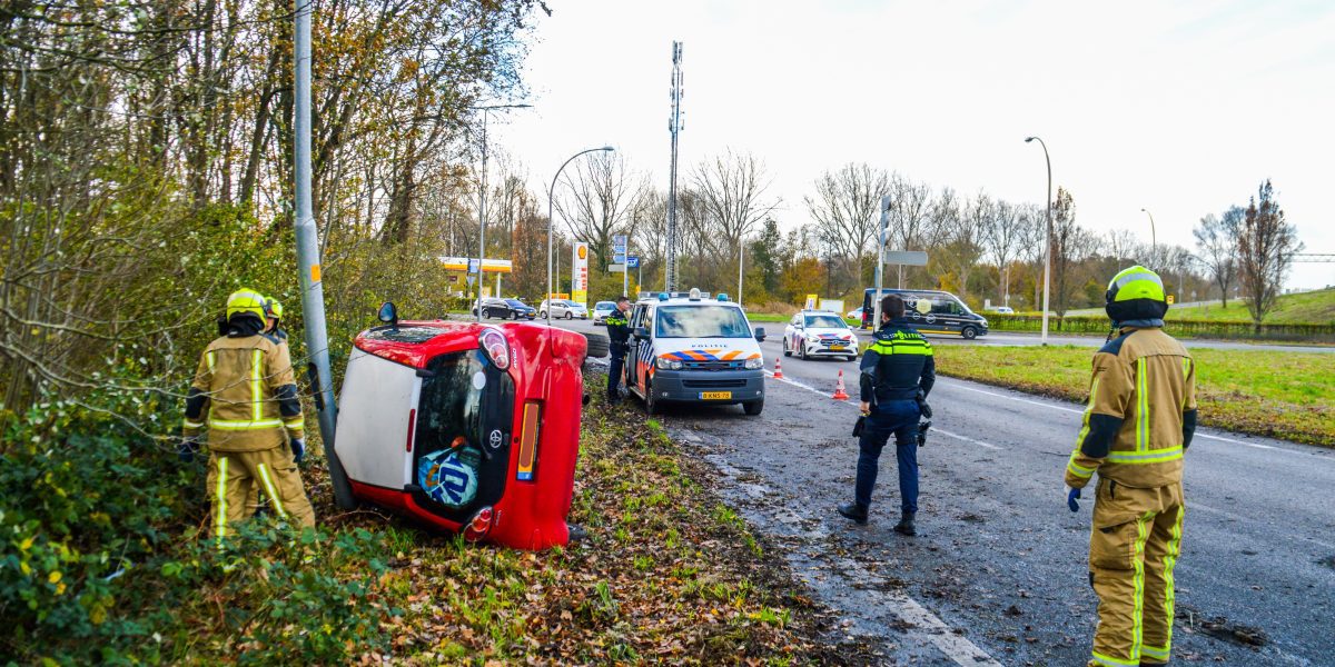 Auto Raakt Van De Weg En Belandt Op Z’n Kant Oprit A20 Bij Maasland ...