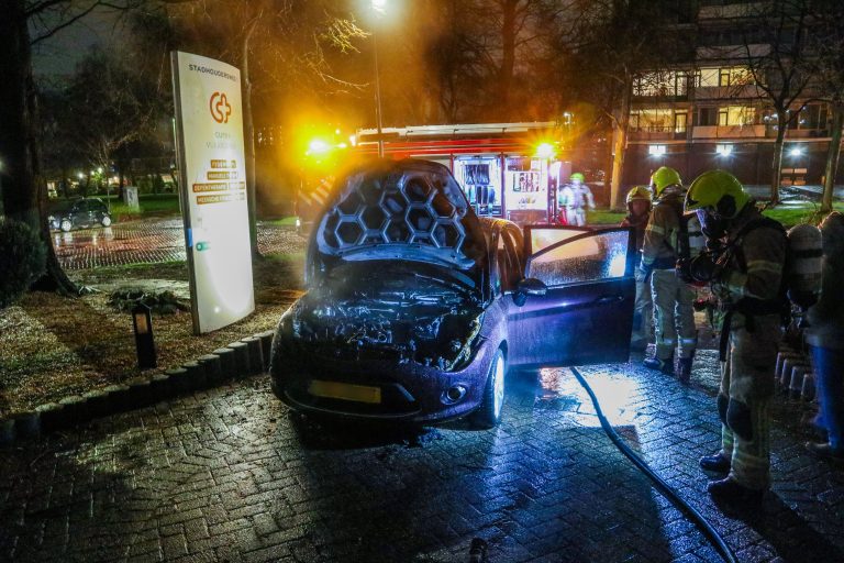 Auto vliegt in brand tijdens het rijden in Vlaardingen
