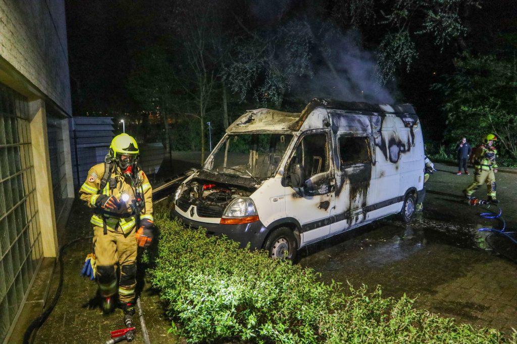 Bestelbus In Brand Gestoken Op Parkeerplaats In Vlaardingen - 112Maasmedia